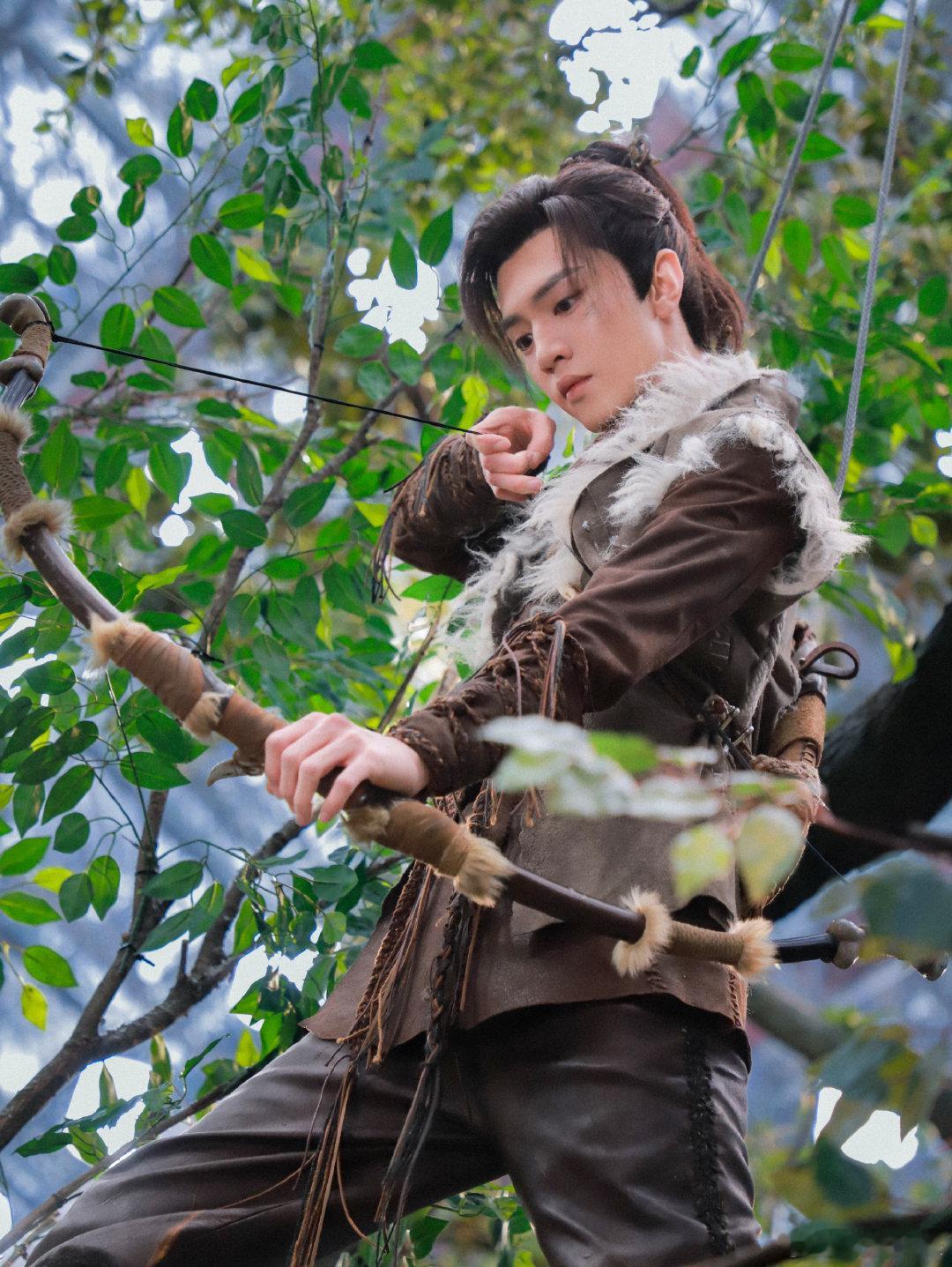 #陈哲远山顶野人# 陈哲远山顶野人 陈哲远在《仙剑四》中扮演的山顶野人造型太有型