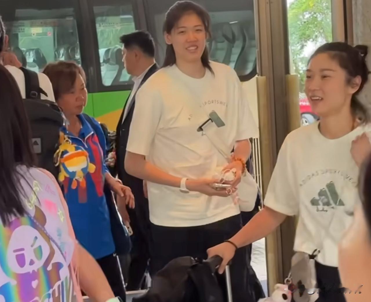 李盈莹跟随中国女排来到中国香港，范泊宁和郑欣怡未跟球队来香港，难道妹妹李盈莹要进
