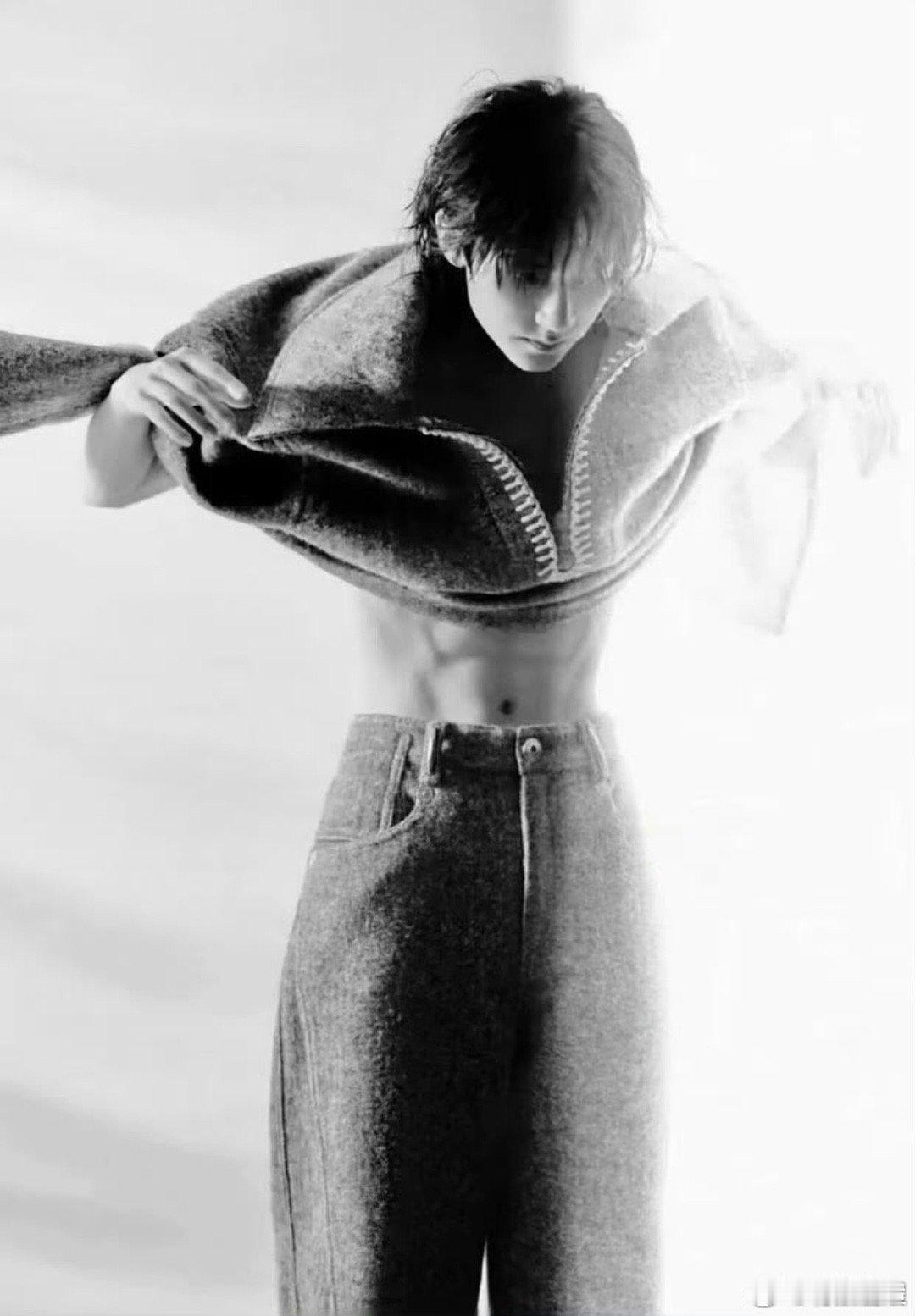 周翊然上一秒baby下一秒daddy上一秒软糖甜心，下一秒性感暴击！周翊然用一件