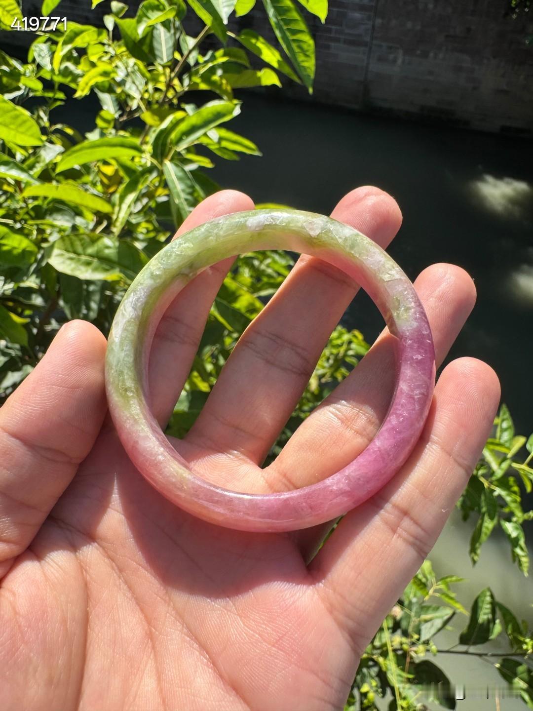 西瓜碧玺手镯
红绿交织如初绽的春日花园，西瓜碧玺以清新灵动的双色渐变，将盎然生机