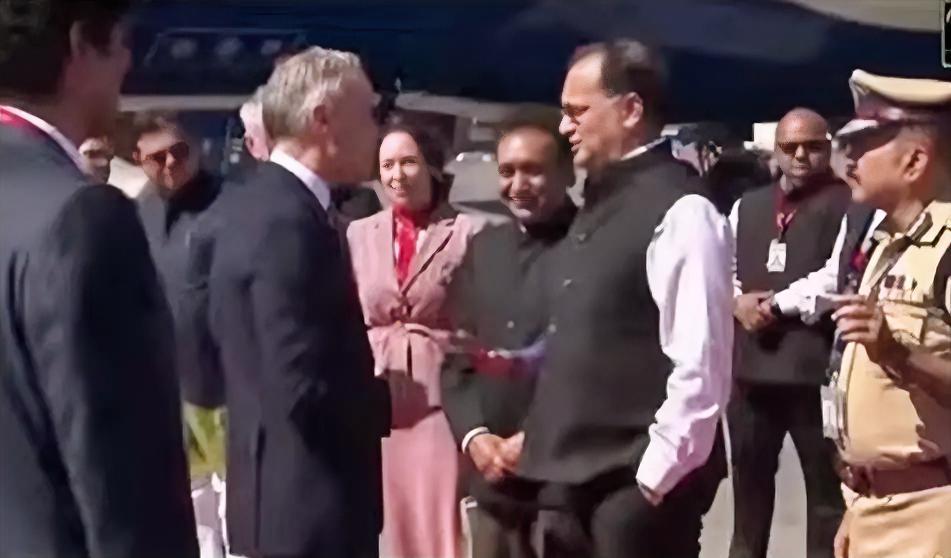 这个插兜场景，公知们怎么说？上回日本派人来华，中方接见人员插兜画面刷屏；而至高市