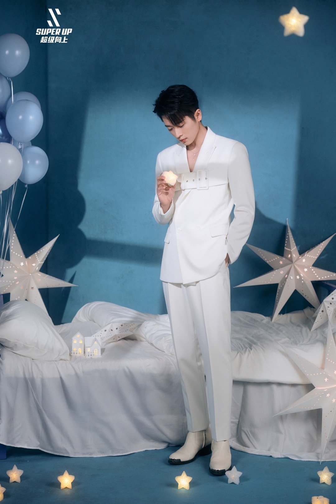 丞磊真空西装上锁了 真空西装是性感，胸前绑带是禁欲！丞磊这身造型巧妙地把大胆与克