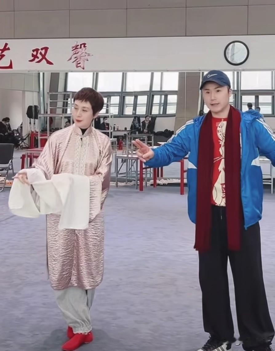 上海京剧院的头牌青衣史依弘和头牌老生蓝天，这两位大角儿正在排练啥戏呢？
他俩联袂