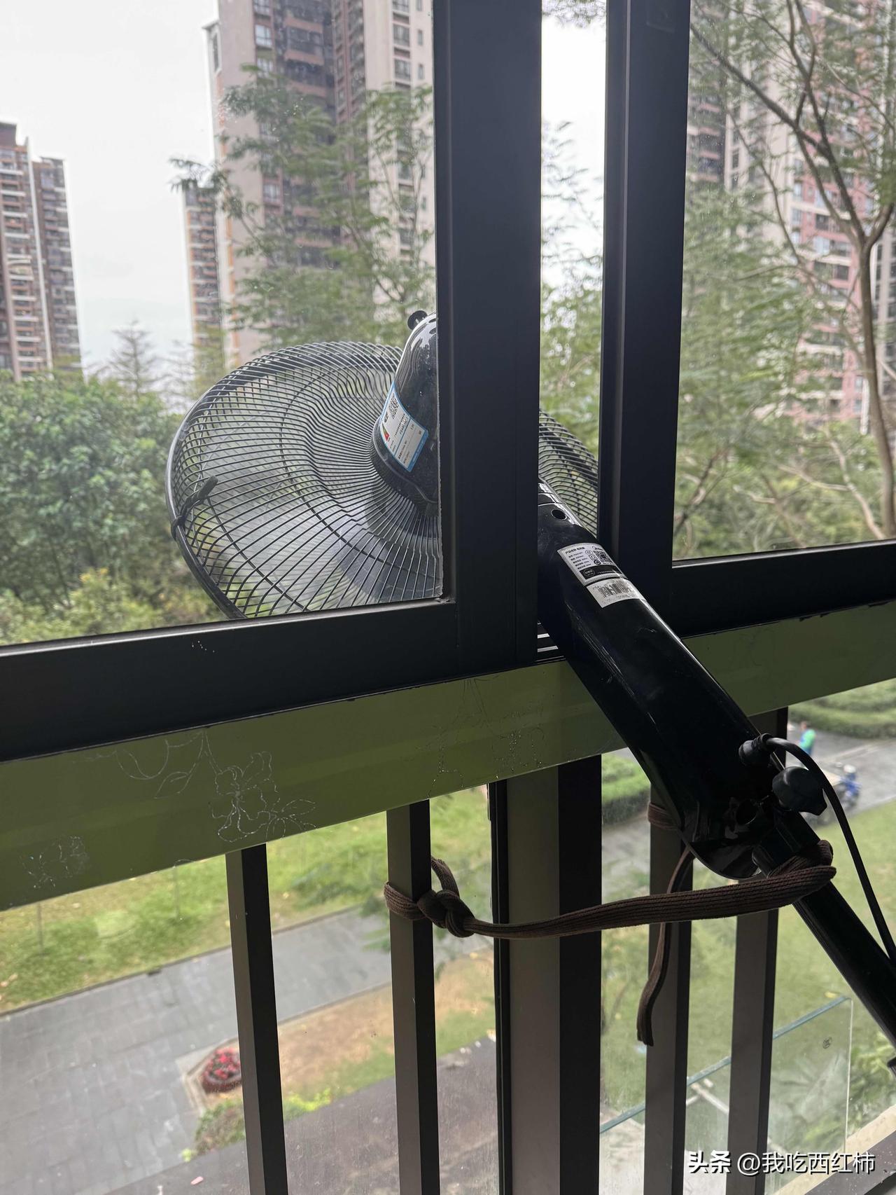 楼下的烟味一直飘到我们家怎么办？
楼下有个老烟瘾，每天准时7点出头起床在他烟台抽