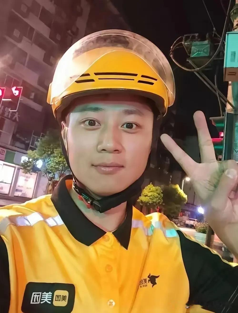 公职人员送外卖咋了？养家糊口不行？以前有个副镇长，兼职开网约车，还上了热搜。现在
