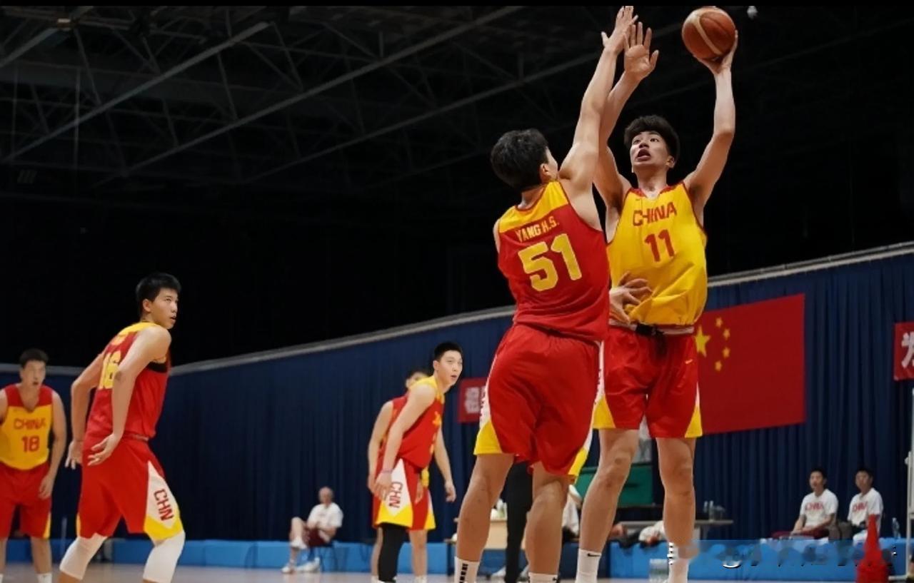 中国男篮官方分享了中国男篮最新集训照片，中国男篮官方配文写到：“距2024中国男
