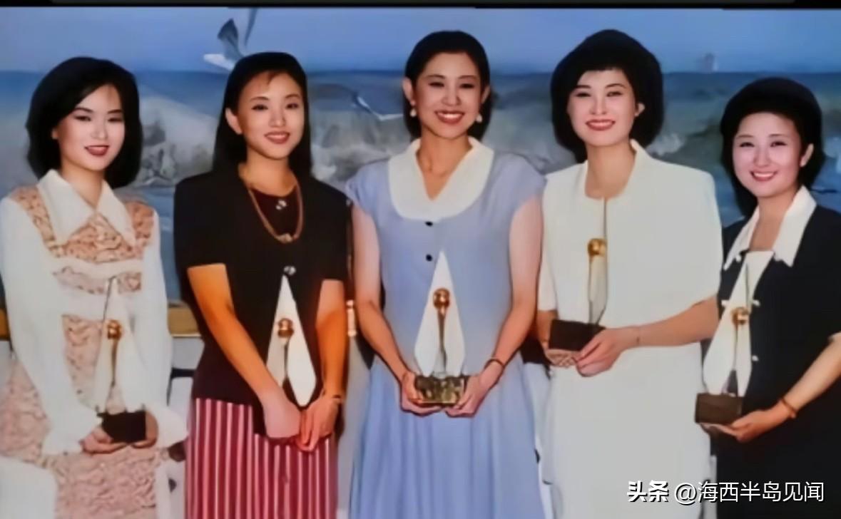 1993年，这是金话筒奖“央视五朵金花”的一张十分珍贵的合影。鞠萍、杨澜、倪萍、