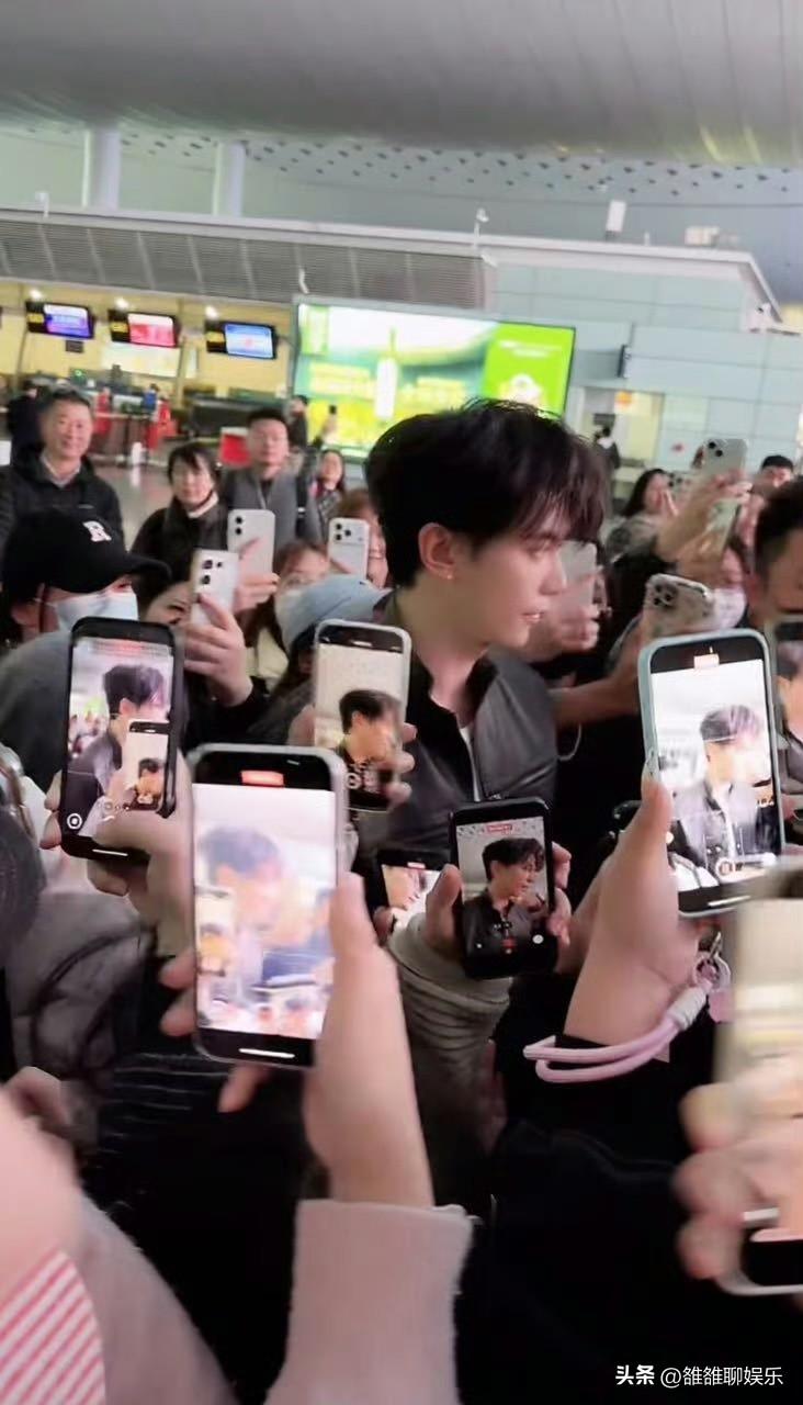 邓凯，受不了了。

近日，《逐玉》这部剧大火，里面的每一个角色都得到了大家的喜欢