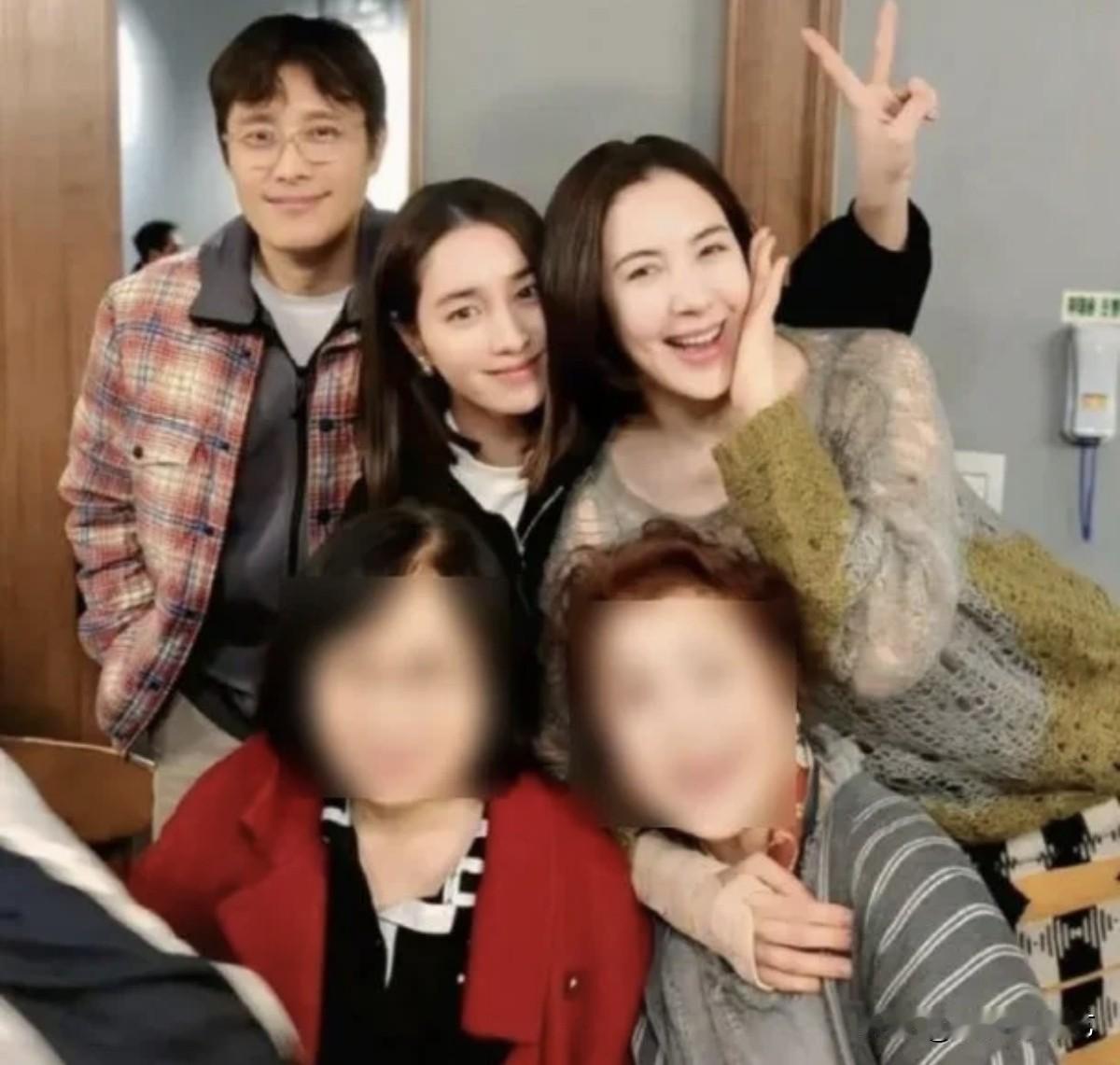 20日，演员李秉宪的妻子李敏贞在自己的Instagram上传了照片。照片中，李秉