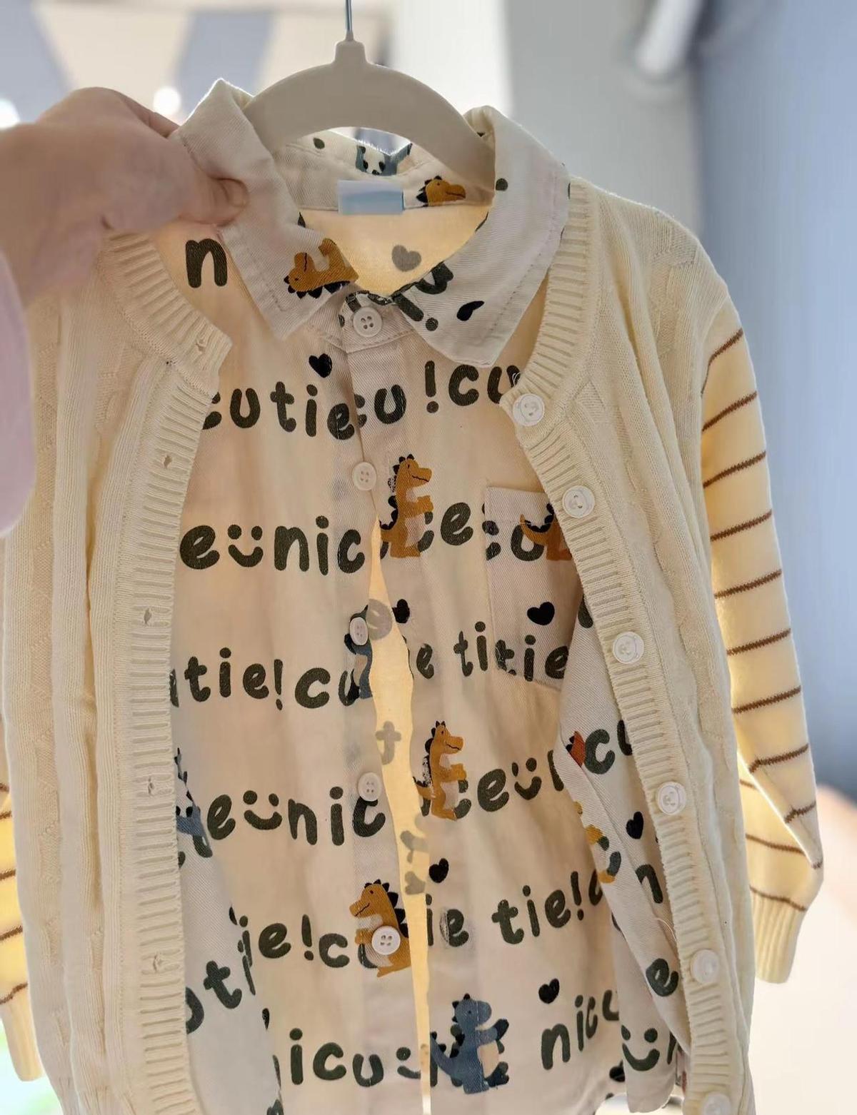 每天穿啥，别问孩子，问了也白问。
提前摆好五套衣服，娃自己抓一套，不吵不闹。
你