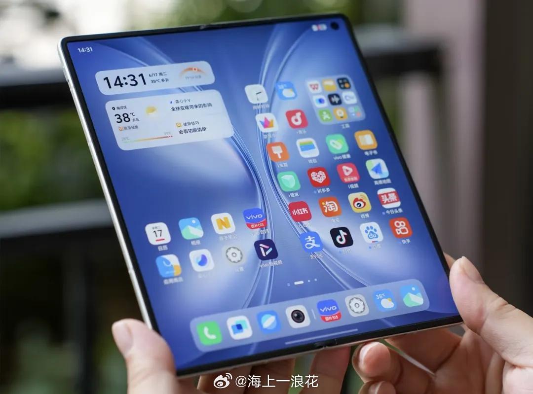 人类对折叠屏的开发不足1%当前行业仅攻克了基础折叠形态，在材料端，可拉伸、可完全