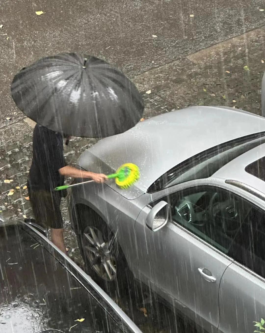 终于有人干了我想干的事

还以为只有我这样这样想，下雨天直接把车洗了不是更方便
