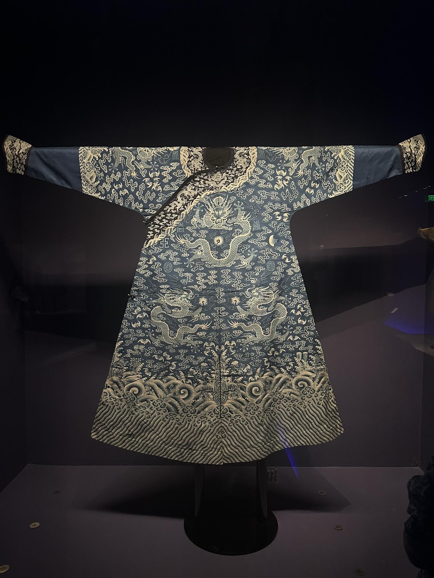 清乾隆 蓝色缂丝三蓝云蝠龙纹十二章纹男单龙袍 此龙袍以缂丝工艺通身织九...