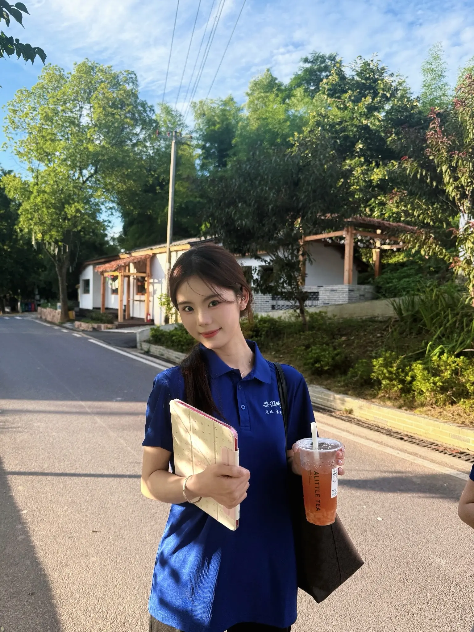 青春与盛夏并存。