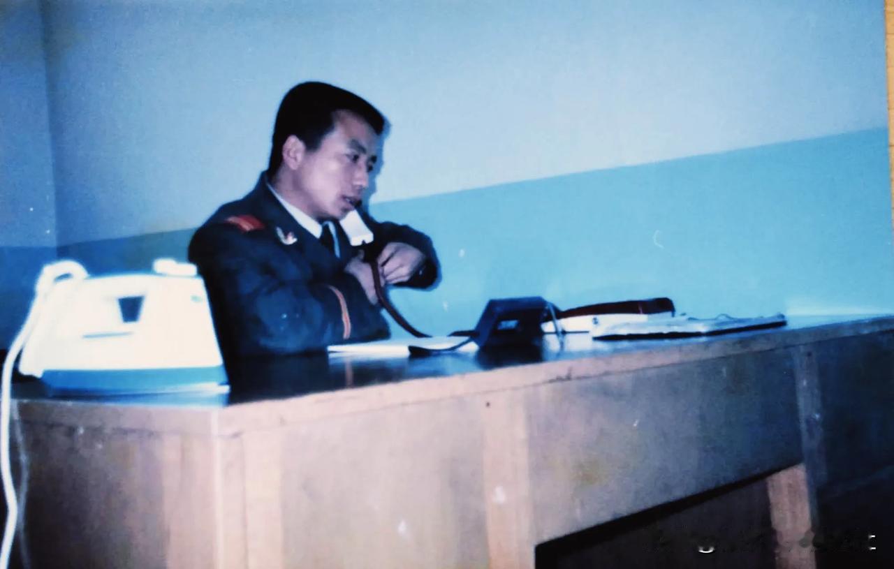 1999年，在部队值班室低头写东西。淄博同年兵王建波进来，一脸鄙夷说：整天瞎鸡吧