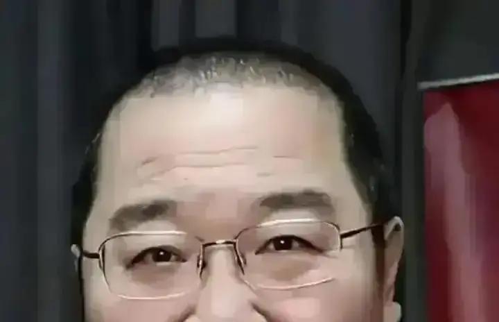 英达那五个字，像刀子一样扎了十年。
他轻飘飘一句“都像妈妈”，就给儿子巴图判了“