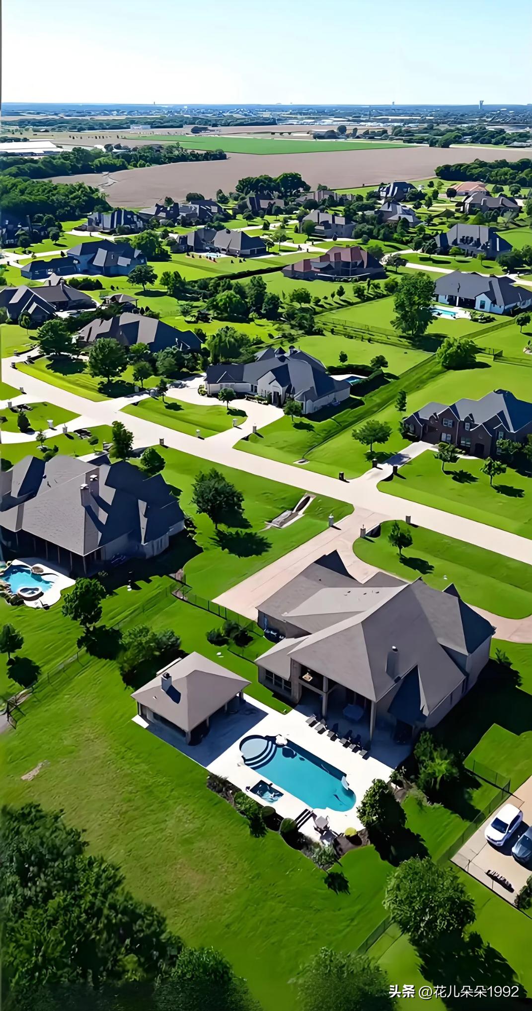 这是美国的富人区还是普通乡村啊？
这家家户户带有庭院草坪，还带游泳池的。
这房子