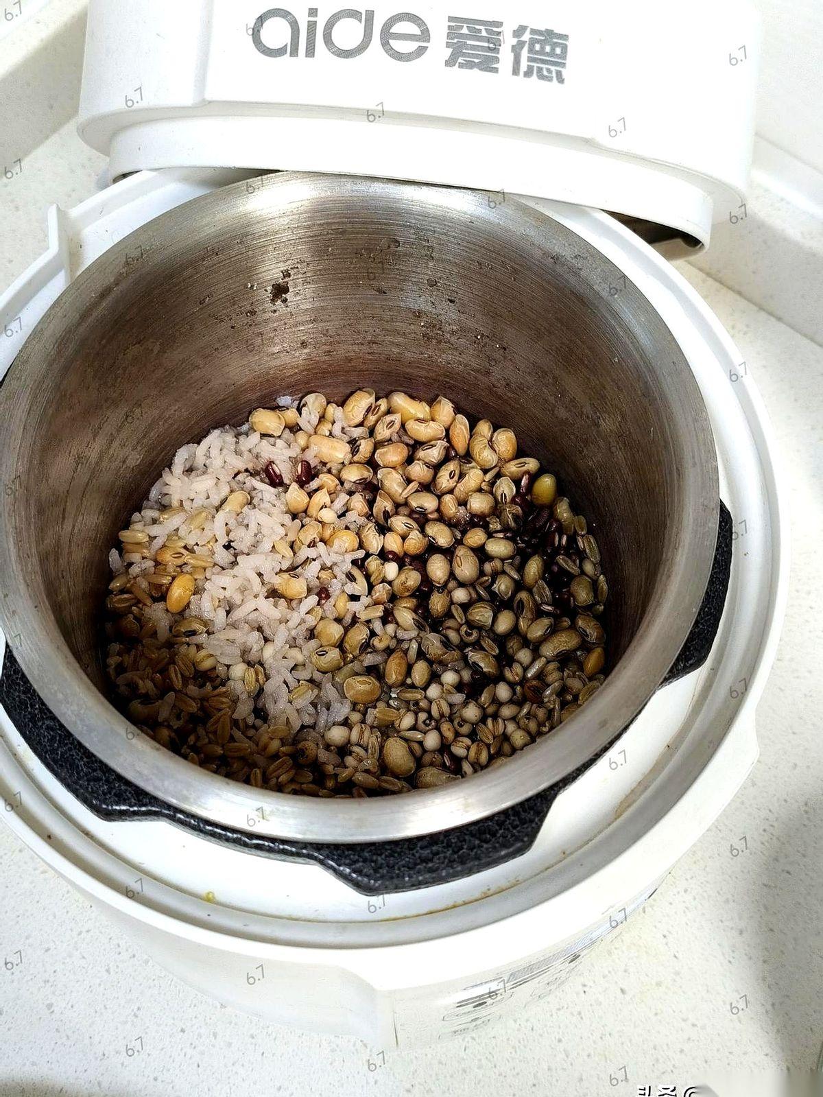 都说不锈钢内胆的锅，煮饭就是个灾难。
底下糊一层嘎嘣脆的锅巴，洗锅能洗到你怀疑人