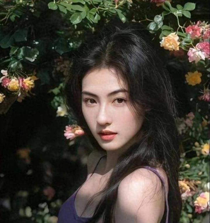 最近张柏芝又凭日常带娃拍的vlog冲上热搜，好多人翻出来当年港圈老粉的评价——难