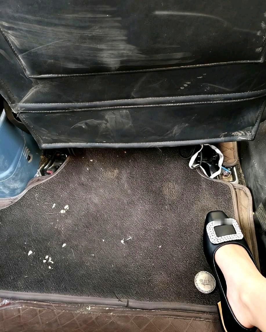 今天去火车站坐火车，所以就找了一辆网约车去火车站，我忍着异味坐车上，结果一看车垫