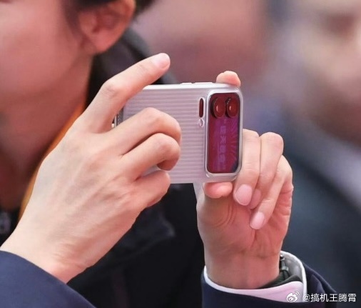 好家伙，军军的手机背屏壁纸竟然是“逆天改命”，很难想象雷总到了现在这高度，还那么