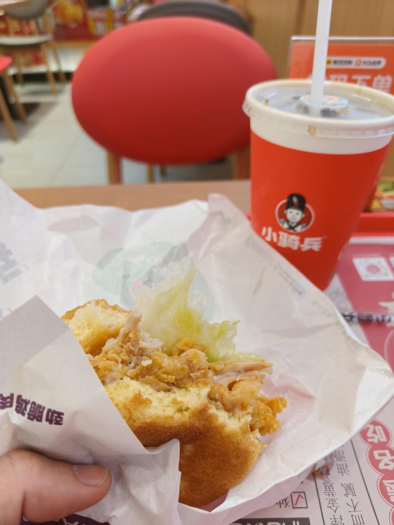 又一个汉堡品牌横空出世，今天特地来品尝一下，嗯，感觉也还可以啊，汉堡口感有些接近