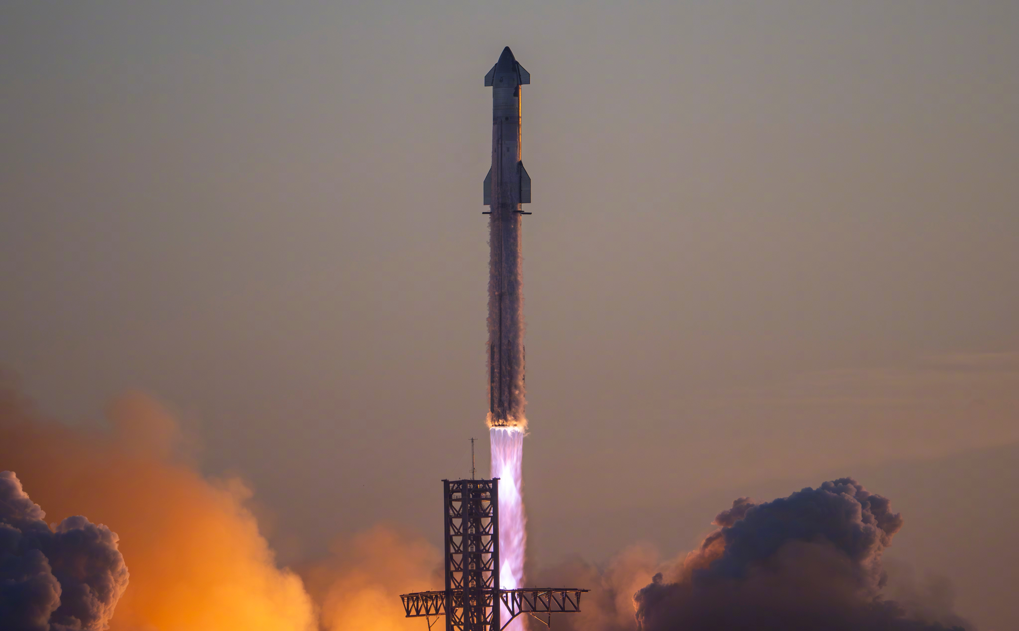 星舰第二次发射，成功进行了级间热分离，图源SpaceX。另外SpaceX官方发的