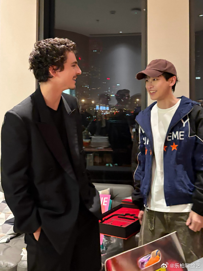 彭昱畅晒了和甜茶的合照 彭昱畅给到甜茶新电影一个夯👍，晒了两个人的合照了呀，真