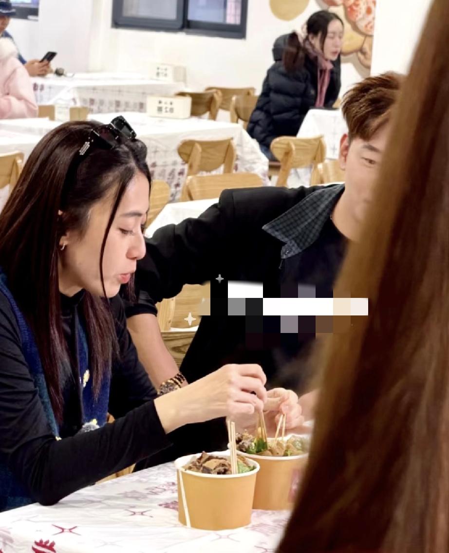 甘比与帅哥一起到广东汕头吃生腌，没带刘銮雄，笑得无比灿烂，很享受被人追捧的感觉，