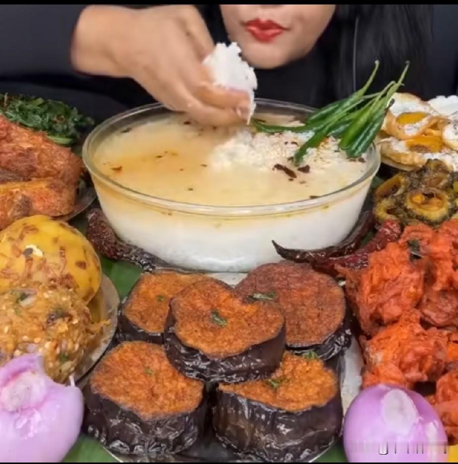 印度人吃饭总用手，原来想着吃稀饭不能用手了吧，没想到有人提供了印度人用手吃稀饭的