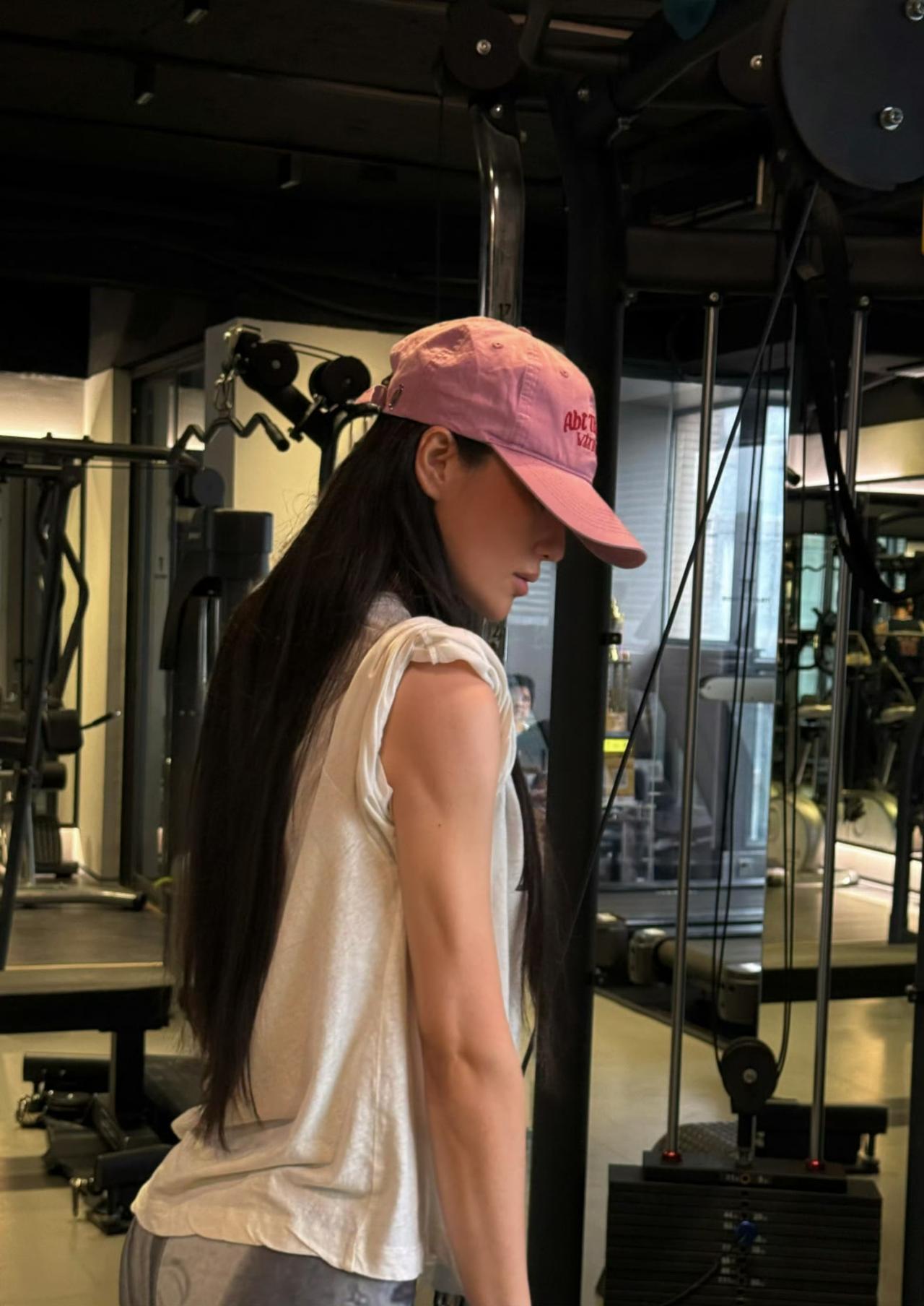 7月5日14:14，张馨予说：健完身出发巴黎时装周……

我的妈呀，都准备要出发