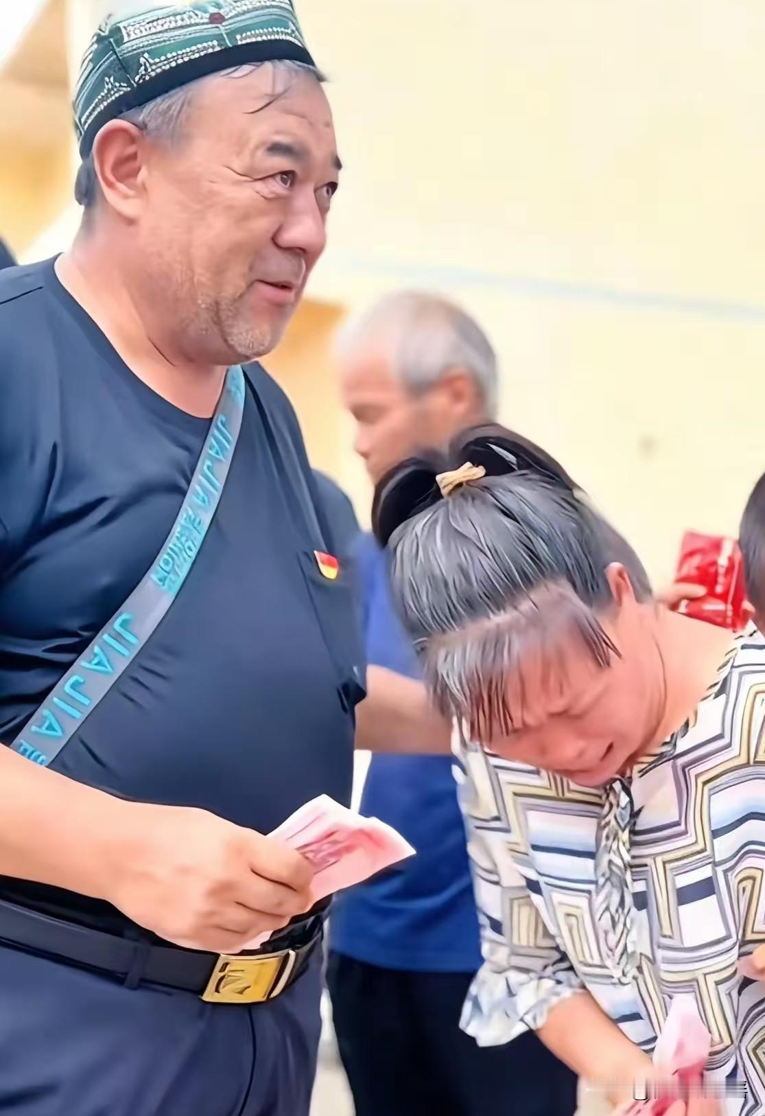 我去查了一下。这不查不知道。原来这个从新疆跑四千公里到广西当面塞钱的大叔，还真不