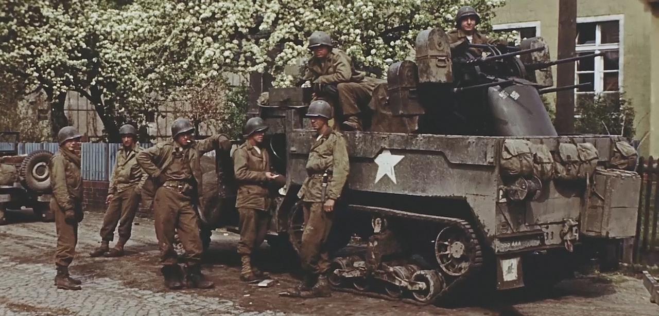 1945 年春，德国境内，美国陆军第 104 步兵师列装的 M16 自行高射炮，