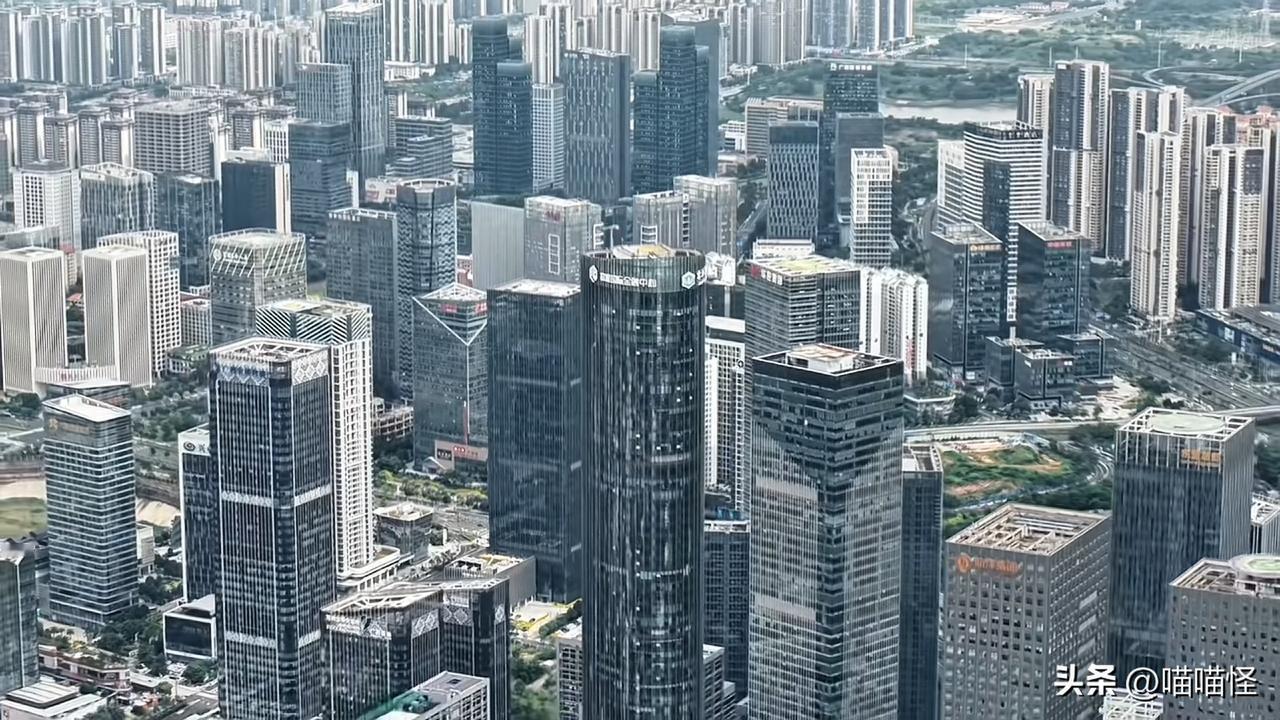 南宁总部基地站，作为五象新区的核心枢纽，桂系新城的繁华地标，可比肩一线城市的城建