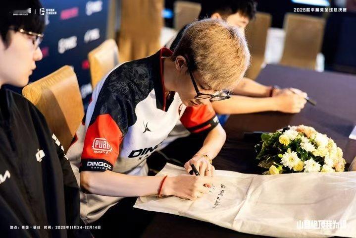 无论是“冠军团”的雄心，还是每一位选手笔下真挚的期许，此刻都化作夜空中最亮的星。