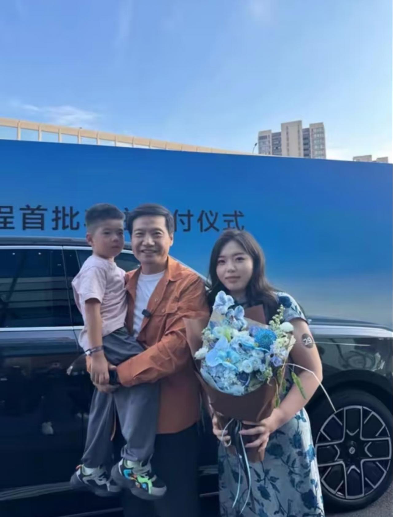 什么叫人生赢家，这个孩子就是，能吹一辈子牛[捂脸]

和雷军合影，这个孩子赢麻了