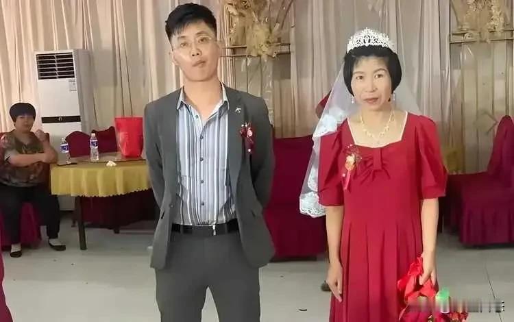 这小子是不是脑袋进水了？[灵光一闪]

新娘看起来至少要比他大20岁以上吧？[呲