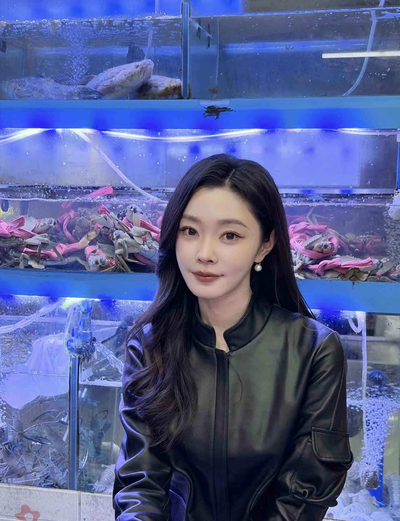 宋轶私服穿搭太会了✨
 
宋轶这套黑皮衣+不规则半裙的搭配，把甜酷与温柔平衡得刚