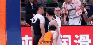 赵继伟竟然被打破防了，输球又输人！辽宁男篮客场惨败上海男篮，本场比赛最失意、最掉