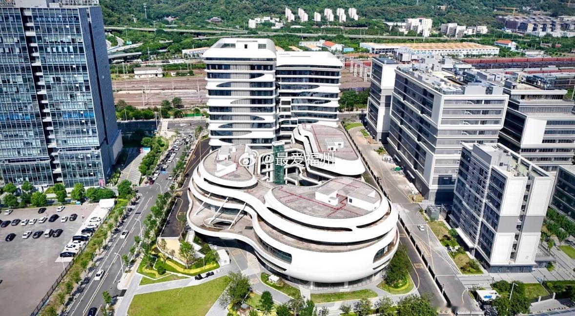 外立面极具地标风格的 晋安三创园内的 “德艺麓理”商办项目
