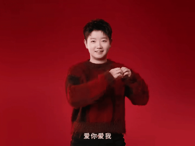 又见明媚孙颖莎[笑哭]！
穿着这套红色服饰、这种喜庆底色的莎莎照片我是曾经仔细欣