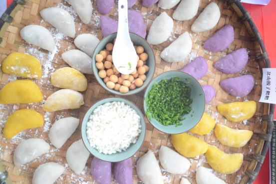 八方来贺⼋⽅来贺金秋一赛🍢瑶乡味觉乡愁｜富川梭子粑粑，形如梳篦，色似瑶锦，这是