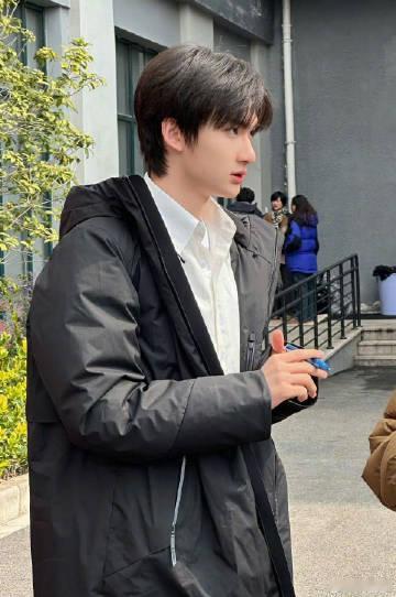 余宇涵先让尔冬升耳熟了  余宇涵带着综艺感，投身尔导门下，表演之路，未来一片光明