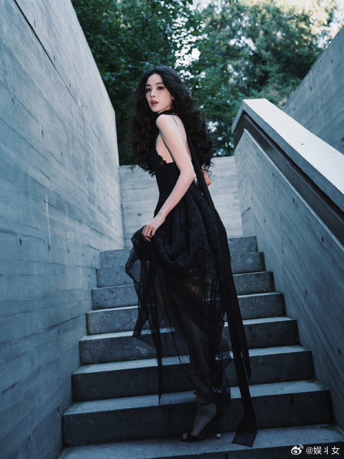 娜扎 我要做这只蚊子 娜扎透露被蚊子咬了，哎呀，心疼之余，竟无比想化身那只蚊子呀