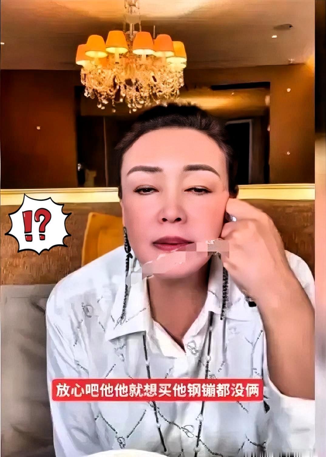 张兰直播间喊穷，说儿子兜里就俩钢镚。
但真正懂行的人，都看出了汪小菲的“精明”
