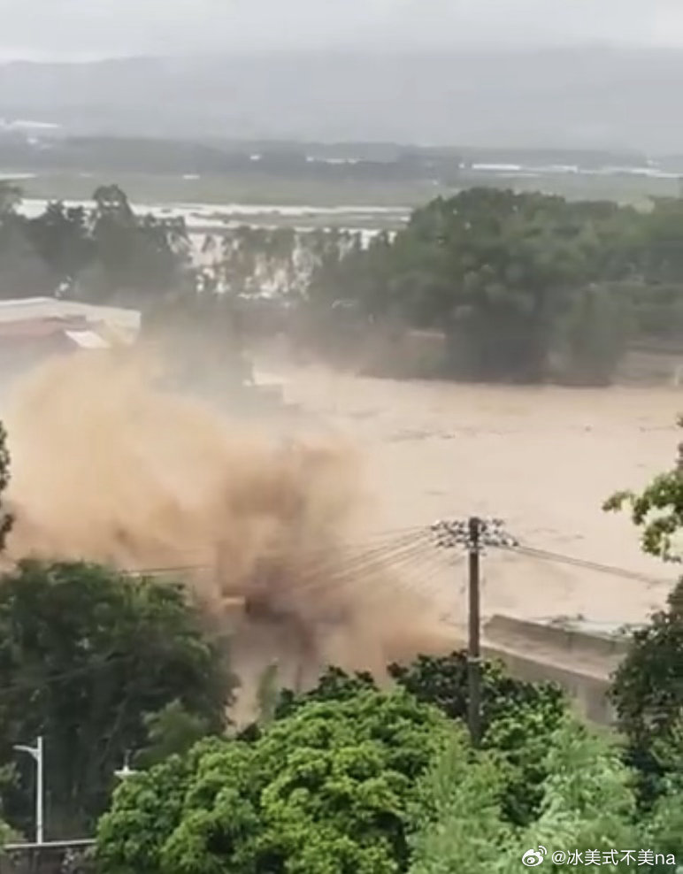 广西抗洪连日暴雨突袭广西，洪水肆虐侵袭村镇。洪水无情，家园受淹。各方救援人员奔赴