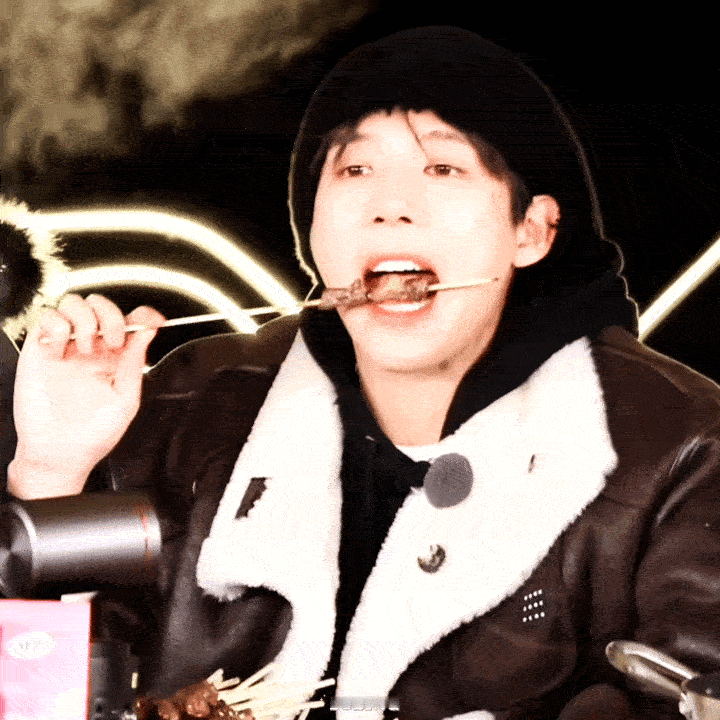 玩的同时也要好好吃饭捏～小丸宇吃东西这个萌告别是为了下次更好的见面呢·王安宇告别