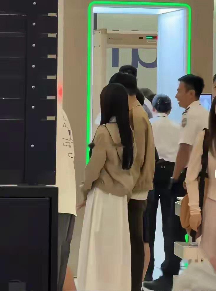 林俊杰七七现身机场，穿情侣外套很甜蜜，七七本人和照片差别很大前两天歌手林俊杰飞到