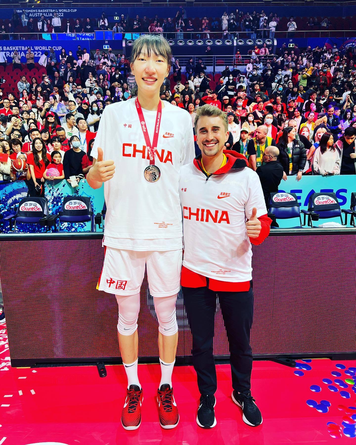 女篮韩旭 WNBA中国德比两位中锋的第一张合照，出自巴黎奥运周期的国家队训练师迈