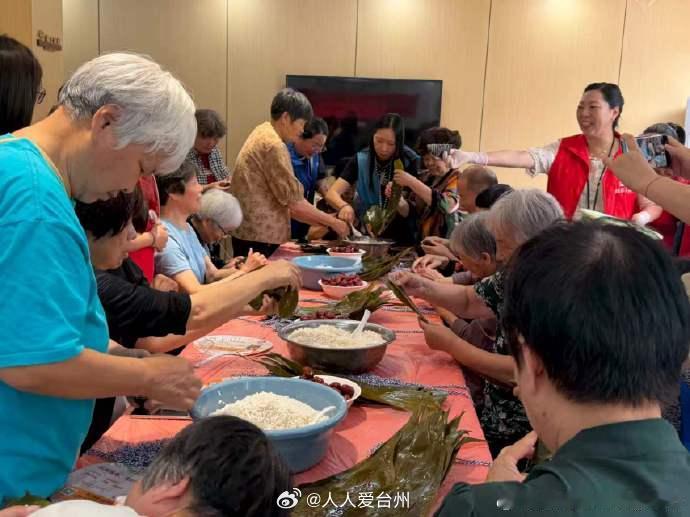 台州路桥粽叶飘香里藏着邻里最暖烟火气 今日，台州路桥区路北街道银安社区“粽享端午